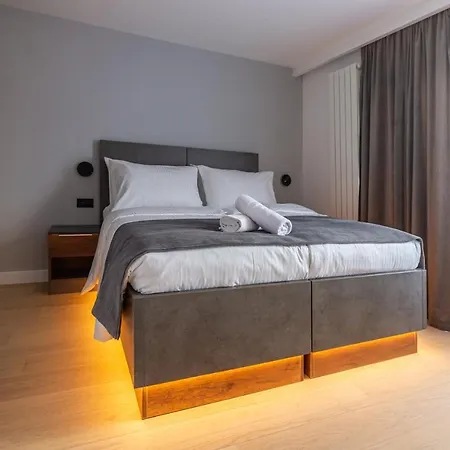 Plaza Apartment *