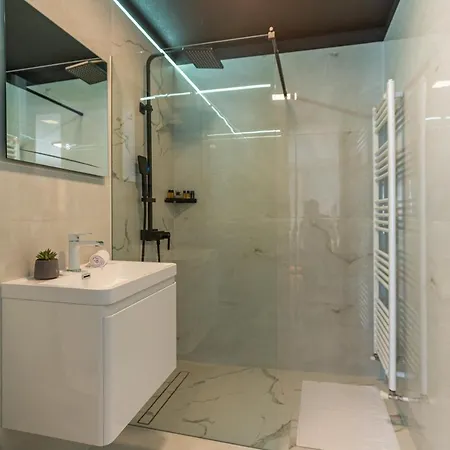 Plaza Apartment *