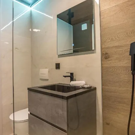 Plaza Apartment *